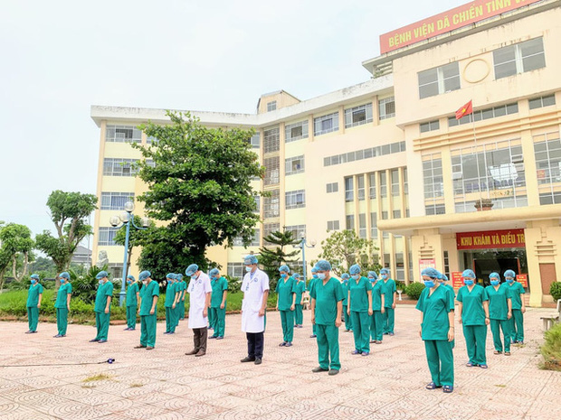 Rớt nước mắt cảnh nữ điều dưỡng chống COVID-19 vọng bái cha vì không thể về chịu tang Rớt nước mắt cảnh nữ điều dưỡng chống COVID-19 vọng bái cha vì không thể về chịu tang