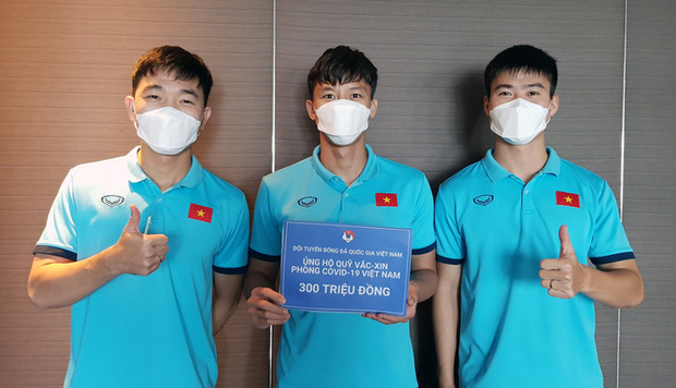 Tuyển Việt Nam chung tay ủng hộ 300 triệu đồng vào Quỹ vắc-xin phòng, chống COVID-19 Tuyển Việt Nam chung tay ủng hộ 300 triệu đồng vào Quỹ vắc-xin phòng, chống COVID-19