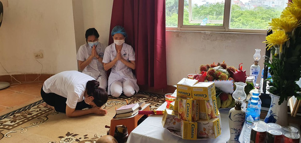 Rớt nước mắt cảnh nữ điều dưỡng chống COVID-19 vọng bái cha vì không thể về chịu tang - 1 Rớt nước mắt cảnh nữ điều dưỡng chống COVID-19 vọng bái cha vì không thể về chịu tang - 1