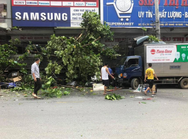 Xe đầu kéo 'san bằng' vỉa hè, nghiền nát hàng chục xe máy, hiện trường gây ám ảnh - 1 Xe đầu kéo 'san bằng' vỉa hè, nghiền nát hàng chục xe máy, hiện trường gây ám ảnh - 1