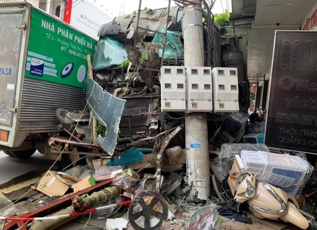 Xe đầu kéo 'san bằng' vỉa hè, nghiền nát hàng chục xe máy, hiện trường gây ám ảnh - 2 Xe đầu kéo 'san bằng' vỉa hè, nghiền nát hàng chục xe máy, hiện trường gây ám ảnh - 2