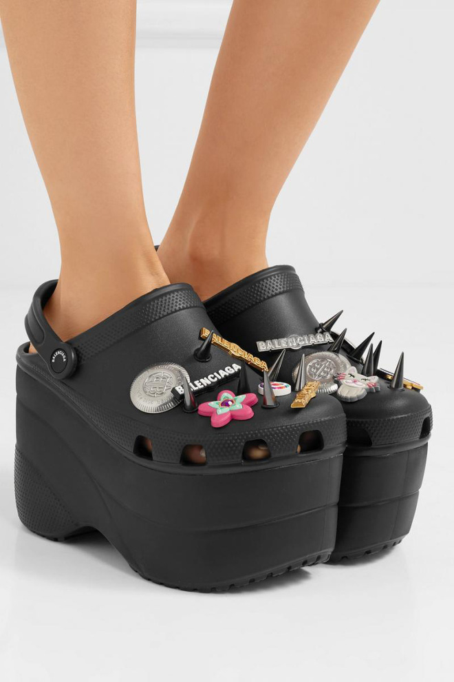 Trời mưa, đám mây thì ra nước còn Balenciaga X Crocs thì ra loại giày cao gót này! - 2 Trời mưa, đám mây thì ra nước còn Balenciaga X Crocs thì ra loại giày cao gót này! - 2