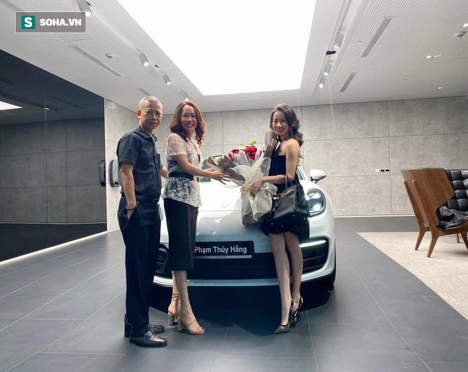 Rich kid Việt tốt nghiệp RMIT được tặng siêu xe 7,4 tỷ đồng, phần thưởng thứ 2 còn gây choáng hơn - 1 Rich kid Việt tốt nghiệp RMIT được tặng siêu xe 7,4 tỷ đồng, phần thưởng thứ 2 còn gây choáng hơn - 1