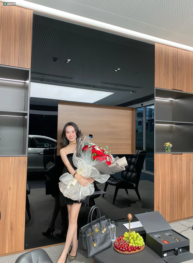 Rich kid Việt tốt nghiệp RMIT được tặng siêu xe 7,4 tỷ đồng, phần thưởng thứ 2 còn gây choáng hơn - 5 Rich kid Việt tốt nghiệp RMIT được tặng siêu xe 7,4 tỷ đồng, phần thưởng thứ 2 còn gây choáng hơn - 5