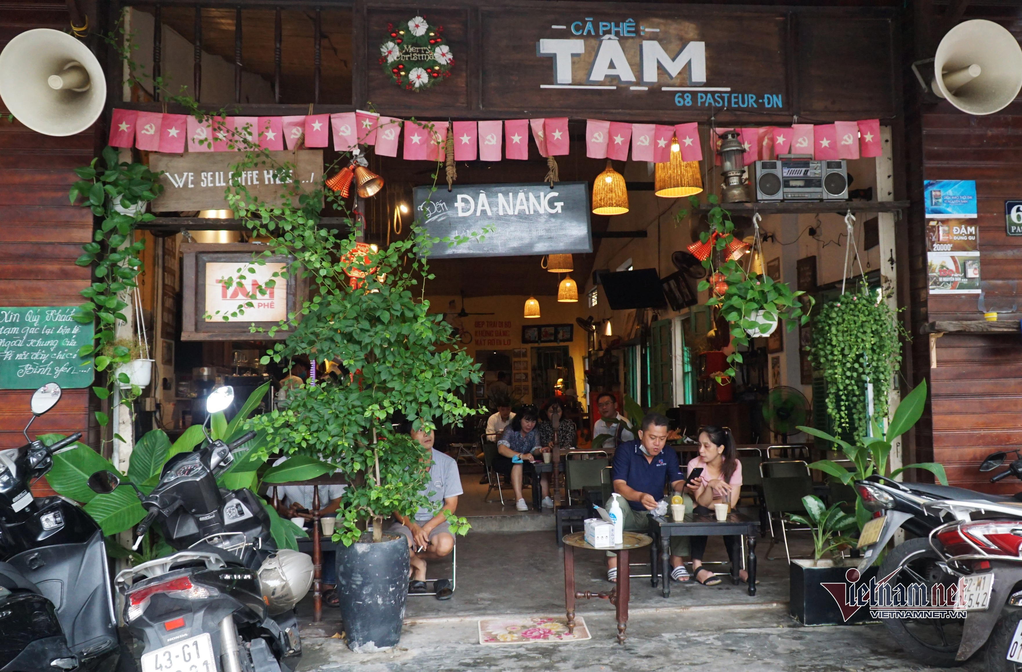 Ngày đầu hết lệnh cấm, người Đà Nẵng đổ ra tắm biển từ sáng sớm - 13 Ngày đầu hết lệnh cấm, người Đà Nẵng đổ ra tắm biển từ sáng sớm - 13