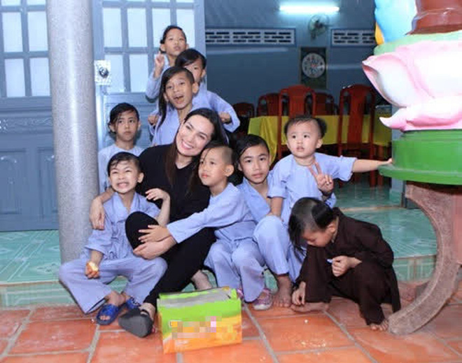 Phi Nhung khẳng định bị oan giữa loạt lùm xùm, nhắn nhủ Hồ Văn Cường: 'Đừng sợ mẹ giận hay ghét, mẹ vẫn ôm con vào lòng như lúc đầu gặp' - 3 Phi Nhung khẳng định bị oan giữa loạt lùm xùm, nhắn nhủ Hồ Văn Cường: 'Đừng sợ mẹ giận hay ghét, mẹ vẫn ôm con vào lòng như lúc đầu gặp' - 3