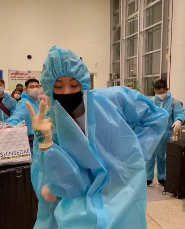 Khánh Vân chính thức về đến Việt Nam sau 1 tháng chinh chiến Miss Universe 2020, bắt đầu thực hiện cách ly 21 ngày Khánh Vân chính thức về đến Việt Nam sau 1 tháng chinh chiến Miss Universe 2020, bắt đầu thực hiện cách ly 21 ngày