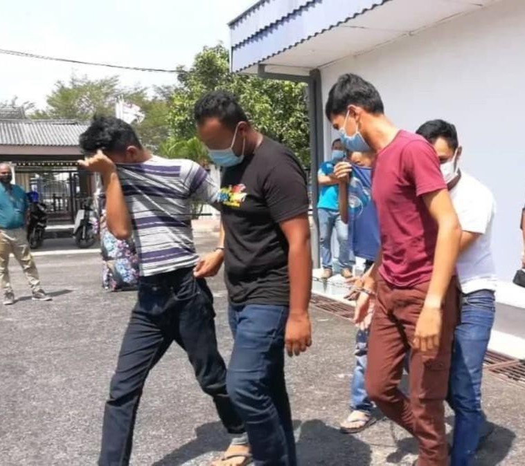Thiếu nữ lén lút sống thử với bạn trai, bị 'quan chức chống tội phạm' phát hiện dẫn tới cái kết tủi nhục đau đớn Thiếu nữ lén lút sống thử với bạn trai, bị 'quan chức chống tội phạm' phát hiện dẫn tới cái kết tủi nhục đau đớn