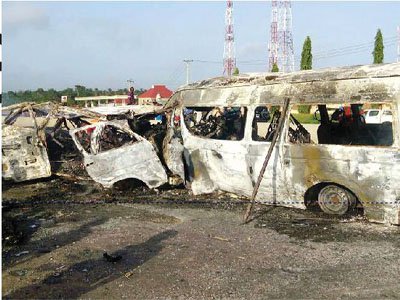 Tai nạn thảm khốc ở Nigeria: 2 xe bus tông trực diện rồi bốc cháy khiến 18 người thiệt mạng Tai nạn thảm khốc ở Nigeria: 2 xe bus tông trực diện rồi bốc cháy khiến 18 người thiệt mạng