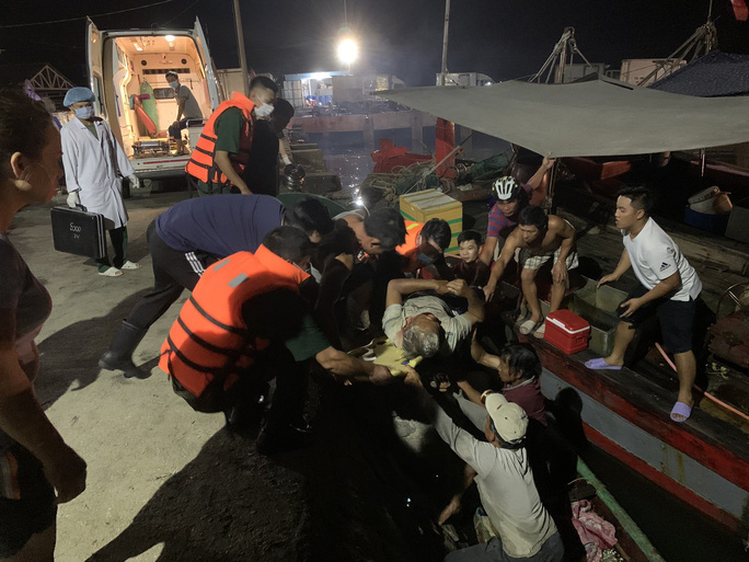 Xà lan đâm chìm tàu cá trên biển, xuyên đêm cứu người gặp nạn - 1 Xà lan đâm chìm tàu cá trên biển, xuyên đêm cứu người gặp nạn - 1