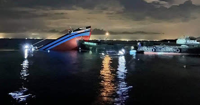 Xà lan đâm chìm tàu cá trên biển, xuyên đêm cứu người gặp nạn Xà lan đâm chìm tàu cá trên biển, xuyên đêm cứu người gặp nạn