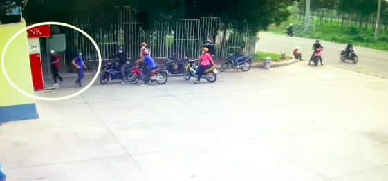 Người đàn ông vào ATM rút tiền, không hề hay nhóm cướp giật đã giăng sẵn bẫy phía sau lưng Người đàn ông vào ATM rút tiền, không hề hay nhóm cướp giật đã giăng sẵn bẫy phía sau lưng