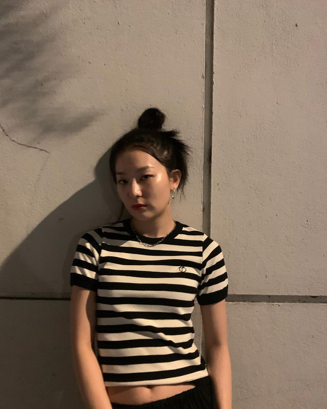 4 kiểu áo phông sao Hàn nào cũng diện, bạn sắm hết thì sẽ sành điệu từ công sở ra phố - 7 4 kiểu áo phông sao Hàn nào cũng diện, bạn sắm hết thì sẽ sành điệu từ công sở ra phố - 7