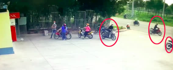 Người đàn ông vào ATM rút tiền, không hề hay nhóm cướp giật đã giăng sẵn bẫy phía sau lưng - 1 Người đàn ông vào ATM rút tiền, không hề hay nhóm cướp giật đã giăng sẵn bẫy phía sau lưng - 1