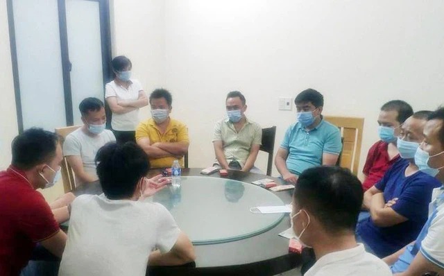 Hải Dương phạt nặng nhóm chuyên gia Trung Quốc tụ tập ăn nhậu bất chấp lệnh cấm Hải Dương phạt nặng nhóm chuyên gia Trung Quốc tụ tập ăn nhậu bất chấp lệnh cấm