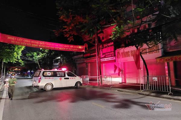 Vợ chồng F0 không đeo khẩu trang, nhổ nước bọt trước mặt lực lượng y tế - 2 Vợ chồng F0 không đeo khẩu trang, nhổ nước bọt trước mặt lực lượng y tế - 2