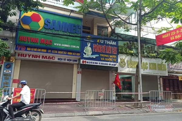 Vợ chồng F0 không đeo khẩu trang, nhổ nước bọt trước mặt lực lượng y tế - 5 Vợ chồng F0 không đeo khẩu trang, nhổ nước bọt trước mặt lực lượng y tế - 5