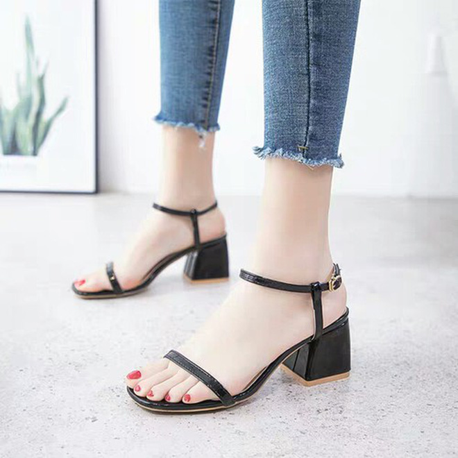 Trời mưa mà diện 4 kiểu giày dép này thì khả năng 'sấp mặt' rất cao, quý vị đừng dại mà dùng thử! - 2 Trời mưa mà diện 4 kiểu giày dép này thì khả năng 'sấp mặt' rất cao, quý vị đừng dại mà dùng thử! - 2