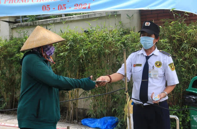 Đề xuất 'bơm' 1.000 tỷ hỗ trợ xe ôm, bán hàng rong ở Tp.HCM: 'Liều thuốc vàng' giữa đại dịch - 1 Đề xuất 'bơm' 1.000 tỷ hỗ trợ xe ôm, bán hàng rong ở Tp.HCM: 'Liều thuốc vàng' giữa đại dịch - 1