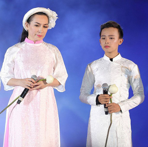 Giữa biến, MXH rầm rộ clip con gái nuôi nói với Phi Nhung: 'Mẹ bắt anh Cường đi hát với mẹ, mẹ có trả tiền đâu' - 3 Giữa biến, MXH rầm rộ clip con gái nuôi nói với Phi Nhung: 'Mẹ bắt anh Cường đi hát với mẹ, mẹ có trả tiền đâu' - 3