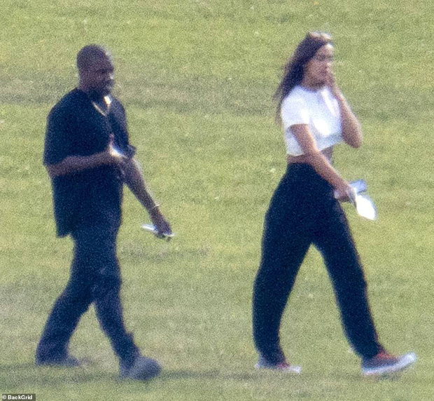 HOT: Kanye West lộ ảnh hẹn hò tình cũ Cristiano Ronaldo sau 4 tháng ly hôn Kim, body nóng bỏng của siêu mẫu gây sốt HOT: Kanye West lộ ảnh hẹn hò tình cũ Cristiano Ronaldo sau 4 tháng ly hôn Kim, body nóng bỏng của siêu mẫu gây sốt