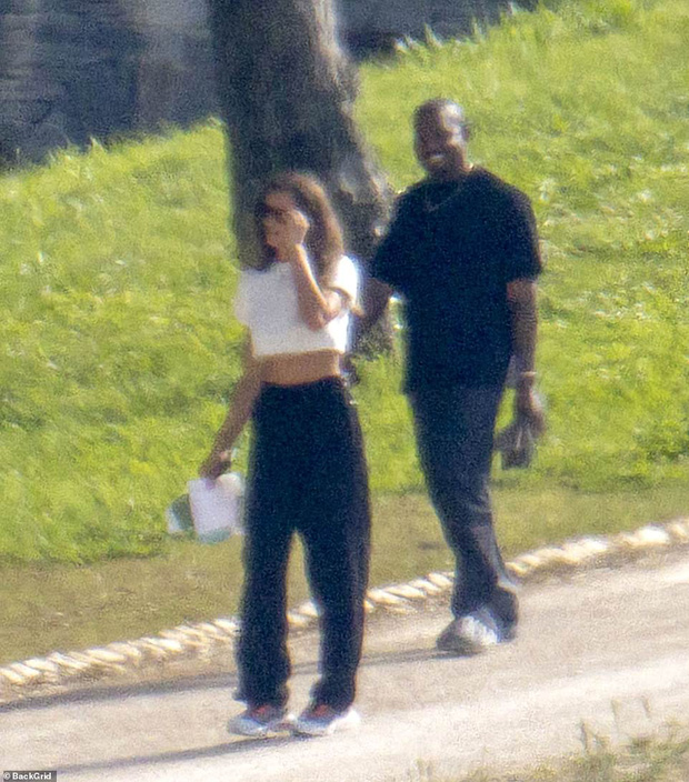 HOT: Kanye West lộ ảnh hẹn hò tình cũ Cristiano Ronaldo sau 4 tháng ly hôn Kim, body nóng bỏng của siêu mẫu gây sốt - 1 HOT: Kanye West lộ ảnh hẹn hò tình cũ Cristiano Ronaldo sau 4 tháng ly hôn Kim, body nóng bỏng của siêu mẫu gây sốt - 1