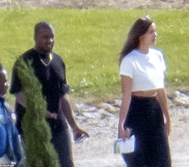 HOT: Kanye West lộ ảnh hẹn hò tình cũ Cristiano Ronaldo sau 4 tháng ly hôn Kim, body nóng bỏng của siêu mẫu gây sốt - 2 HOT: Kanye West lộ ảnh hẹn hò tình cũ Cristiano Ronaldo sau 4 tháng ly hôn Kim, body nóng bỏng của siêu mẫu gây sốt - 2