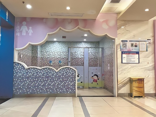 Mẹ trẻ hồn nhiên dắt con trai 10 tuổi vào nhà vệ sinh nữ, dân mạng chia phe tranh cãi nảy lửa - 1 Mẹ trẻ hồn nhiên dắt con trai 10 tuổi vào nhà vệ sinh nữ, dân mạng chia phe tranh cãi nảy lửa - 1