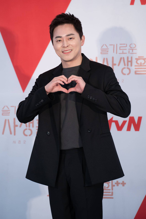 Jo Jung Suk xuất hiện điển trai bên dàn sao Hospital Playlist 2 trong buổi họp báo ra mắt phim - 1 Jo Jung Suk xuất hiện điển trai bên dàn sao Hospital Playlist 2 trong buổi họp báo ra mắt phim - 1