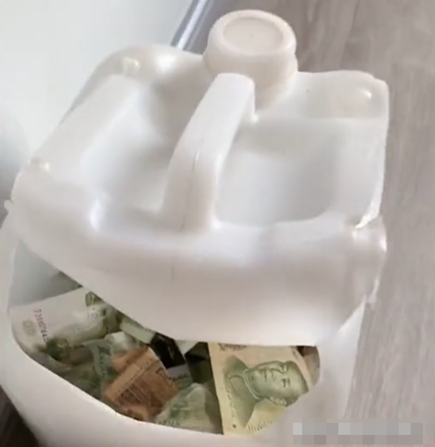 Vợ phát hiện 'quỹ đen' của chồng từ một viên gạch nứt - 2 Vợ phát hiện 'quỹ đen' của chồng từ một viên gạch nứt - 2