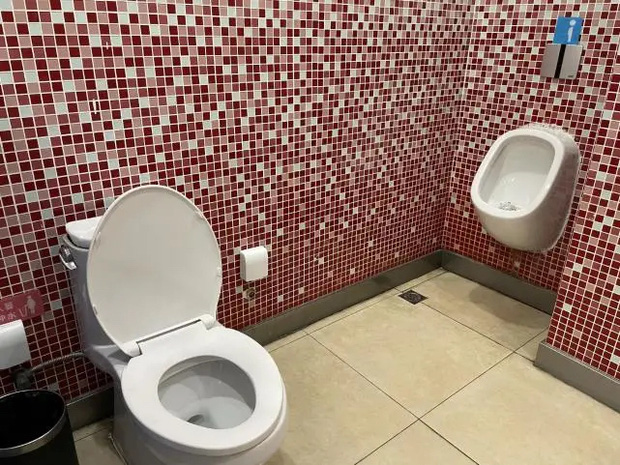 Mẹ trẻ hồn nhiên dắt con trai 10 tuổi vào nhà vệ sinh nữ, dân mạng chia phe tranh cãi nảy lửa - 4 Mẹ trẻ hồn nhiên dắt con trai 10 tuổi vào nhà vệ sinh nữ, dân mạng chia phe tranh cãi nảy lửa - 4