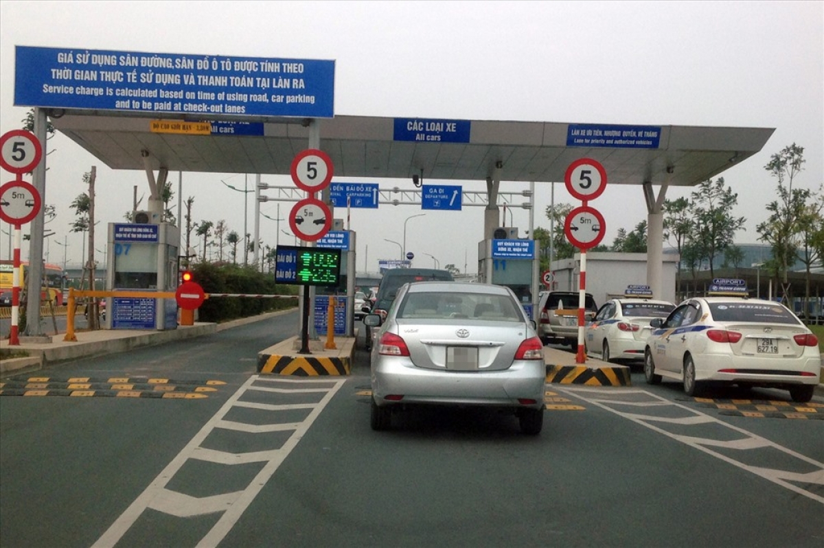 Xe ô tô ra, vào sân bay vẫn phải nộp phí, kể cả dưới 10 phút Xe ô tô ra, vào sân bay vẫn phải nộp phí, kể cả dưới 10 phút