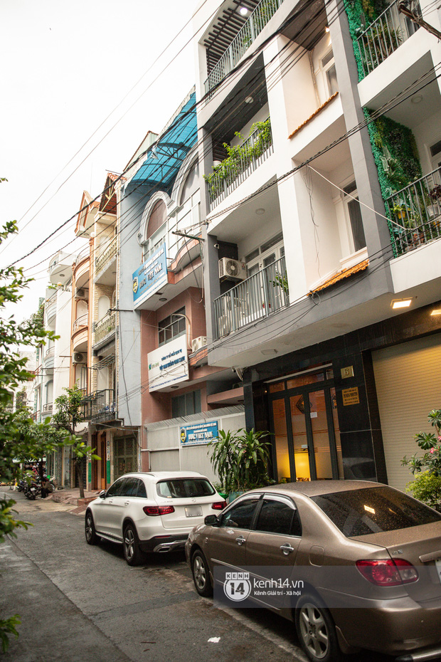 Về nhà Phi Nhung giữa loạt drama: 4 tầng lầu và chiếc Mẹc to đùng đậu ngay cửa, hàng xóm xôn xao 'ủa Hồ Văn Cường có bị nhốt đâu ta'? - 1 Về nhà Phi Nhung giữa loạt drama: 4 tầng lầu và chiếc Mẹc to đùng đậu ngay cửa, hàng xóm xôn xao 'ủa Hồ Văn Cường có bị nhốt đâu ta'? - 1