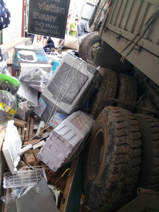 Tài xế container đánh lái cứu 2 người, tông vào nhiều nhà dân xin dừng nhận tiền hỗ trợ - 2 Tài xế container đánh lái cứu 2 người, tông vào nhiều nhà dân xin dừng nhận tiền hỗ trợ - 2