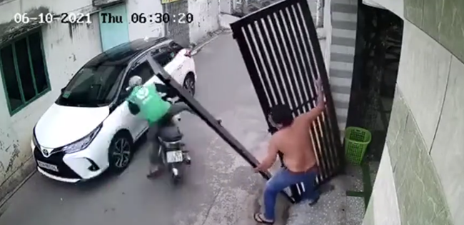 Kinh hãi khoảnh khắc chiếc cổng sắt bất ngờ đổ sập, suýt đè trúng tài xế công nghệ Kinh hãi khoảnh khắc chiếc cổng sắt bất ngờ đổ sập, suýt đè trúng tài xế công nghệ