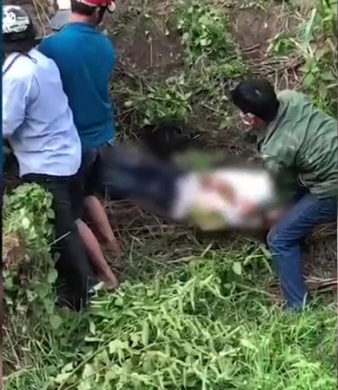 Người phụ nữ trèo lên cột bê tông hóng tai nạn khiến cả đám đông phải ngoái nhìn - 1 Người phụ nữ trèo lên cột bê tông hóng tai nạn khiến cả đám đông phải ngoái nhìn - 1