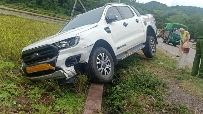 Không đội mũ bảo hiểm chạy xe như bay lấn làn, nam thanh niên nguy kịch sau khi đâm trực diện vào xe bán tải - 1 Không đội mũ bảo hiểm chạy xe như bay lấn làn, nam thanh niên nguy kịch sau khi đâm trực diện vào xe bán tải - 1