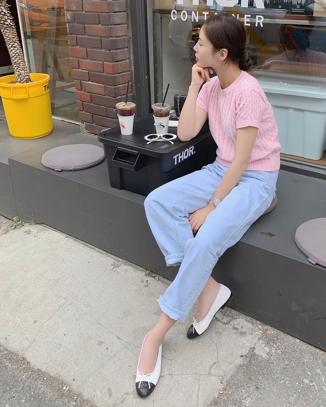 4 mẫu giày bệt đang được diện nhiều nhất: Mix với quần dài hay váy đều đẹp, không sợ bị ăn bớt chiều cao - 10 4 mẫu giày bệt đang được diện nhiều nhất: Mix với quần dài hay váy đều đẹp, không sợ bị ăn bớt chiều cao - 10