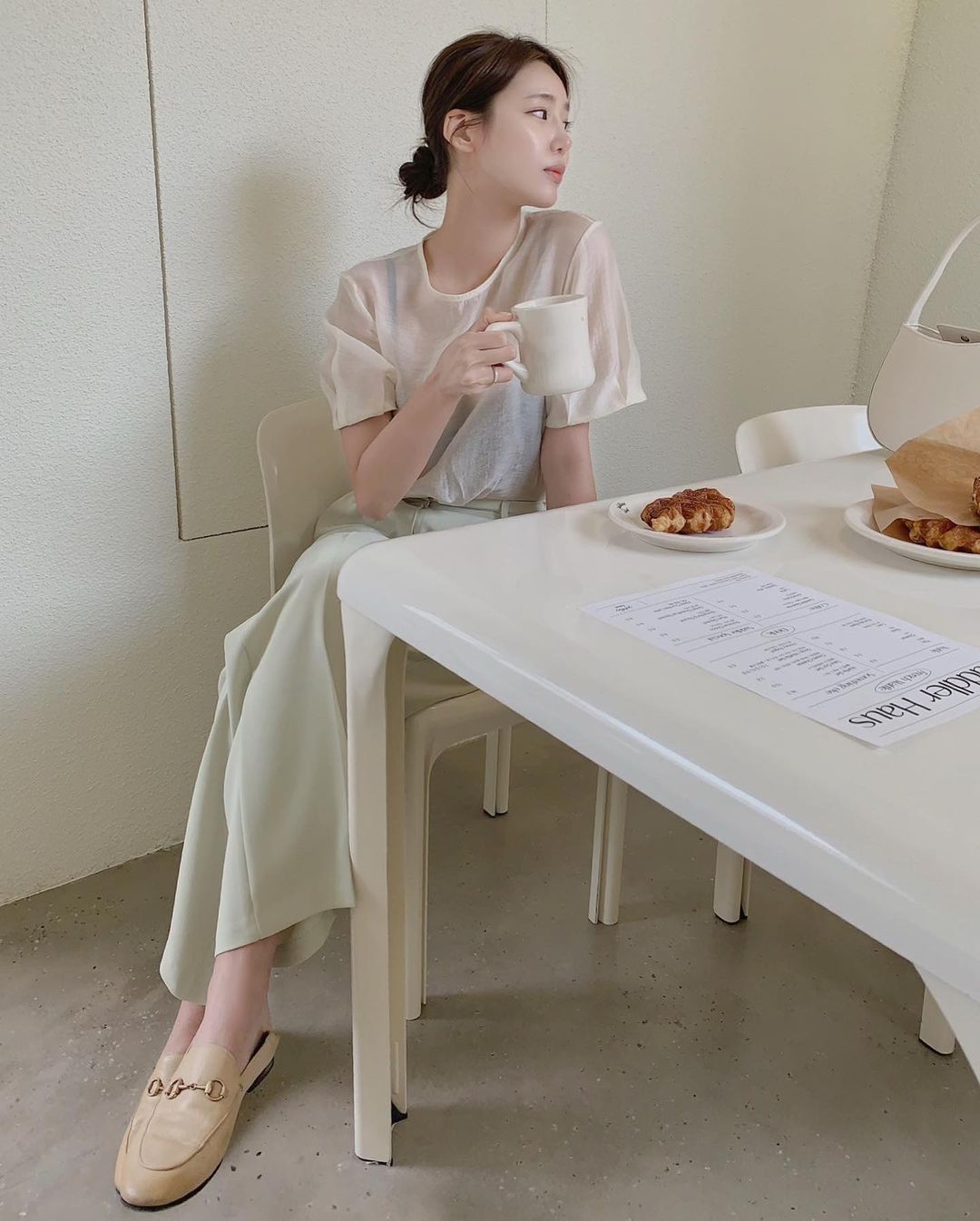 4 mẫu giày bệt đang được diện nhiều nhất: Mix với quần dài hay váy đều đẹp, không sợ bị ăn bớt chiều cao - 2 4 mẫu giày bệt đang được diện nhiều nhất: Mix với quần dài hay váy đều đẹp, không sợ bị ăn bớt chiều cao - 2