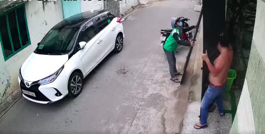 Kinh hãi khoảnh khắc chiếc cổng sắt bất ngờ đổ sập, suýt đè trúng tài xế công nghệ - 1 Kinh hãi khoảnh khắc chiếc cổng sắt bất ngờ đổ sập, suýt đè trúng tài xế công nghệ - 1