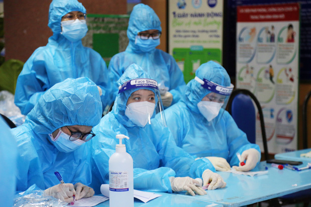 Một người đàn ông tổ chức cuộc nhậu tại quận 12, phát hiện 6 ca dương tính SARS-CoV-2 Một người đàn ông tổ chức cuộc nhậu tại quận 12, phát hiện 6 ca dương tính SARS-CoV-2