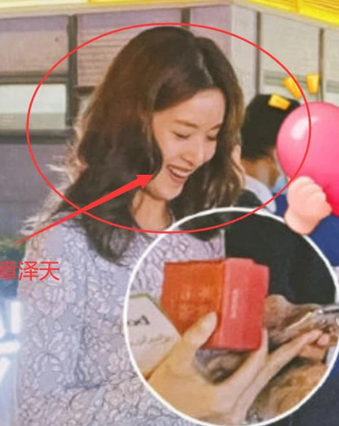 'Hot girl trà sữa' trong ống kính team qua đường có còn chuẩn khí chất nữ tỷ phú trẻ nhất Trung Quốc? - 4 'Hot girl trà sữa' trong ống kính team qua đường có còn chuẩn khí chất nữ tỷ phú trẻ nhất Trung Quốc? - 4