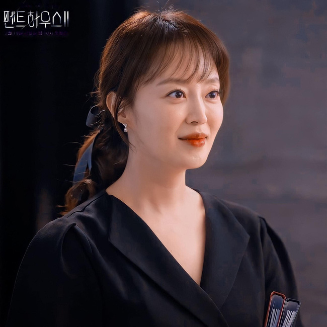 Cuộc chiến thượng lưu 3 tập 2: Oh Yoon Hee chạm trán với 'cánh tay phải' của Logan Lee, fan sốc nhất là ở chi tiết này - 1 Cuộc chiến thượng lưu 3 tập 2: Oh Yoon Hee chạm trán với 'cánh tay phải' của Logan Lee, fan sốc nhất là ở chi tiết này - 1