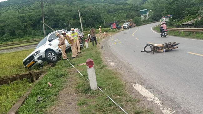 Không đội mũ bảo hiểm chạy xe như bay lấn làn, nam thanh niên nguy kịch sau khi đâm trực diện vào xe bán tải Không đội mũ bảo hiểm chạy xe như bay lấn làn, nam thanh niên nguy kịch sau khi đâm trực diện vào xe bán tải