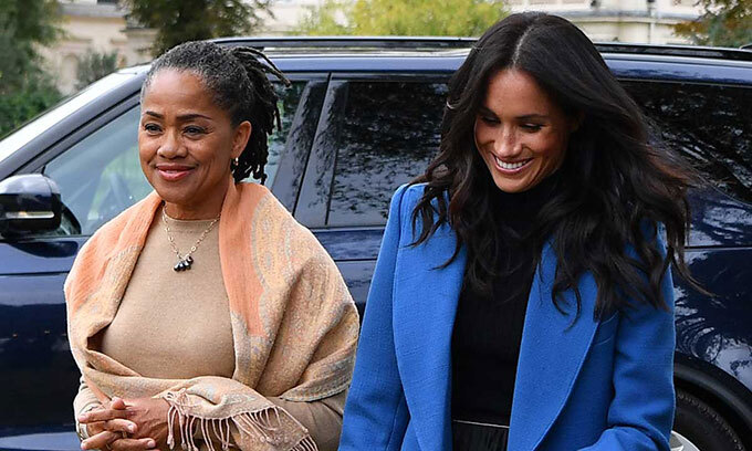 Mẹ Meghan đang giúp chăm Lilibet Mẹ Meghan đang giúp chăm Lilibet
