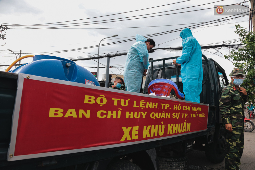 Ảnh: Quân đội phun hoá chất khử khuẩn ở TP. Thủ Đức sau khi có nhiều trường hợp liên quan đến Covid-19 Ảnh: Quân đội phun hoá chất khử khuẩn ở TP. Thủ Đức sau khi có nhiều trường hợp liên quan đến Covid-19