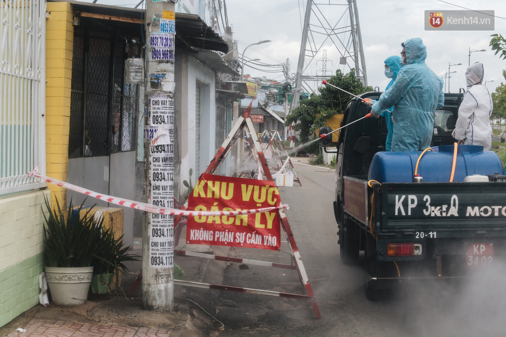 Ảnh: Quân đội phun hoá chất khử khuẩn ở TP. Thủ Đức sau khi có nhiều trường hợp liên quan đến Covid-19 - 15 Ảnh: Quân đội phun hoá chất khử khuẩn ở TP. Thủ Đức sau khi có nhiều trường hợp liên quan đến Covid-19 - 15