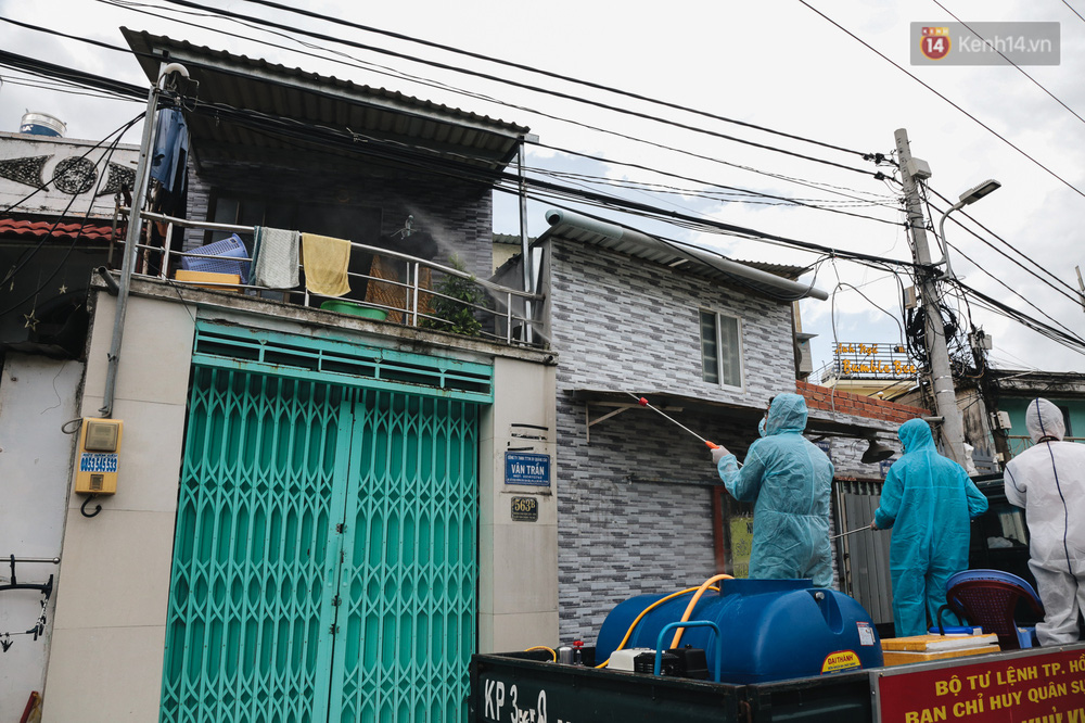 Ảnh: Quân đội phun hoá chất khử khuẩn ở TP. Thủ Đức sau khi có nhiều trường hợp liên quan đến Covid-19 - 14 Ảnh: Quân đội phun hoá chất khử khuẩn ở TP. Thủ Đức sau khi có nhiều trường hợp liên quan đến Covid-19 - 14