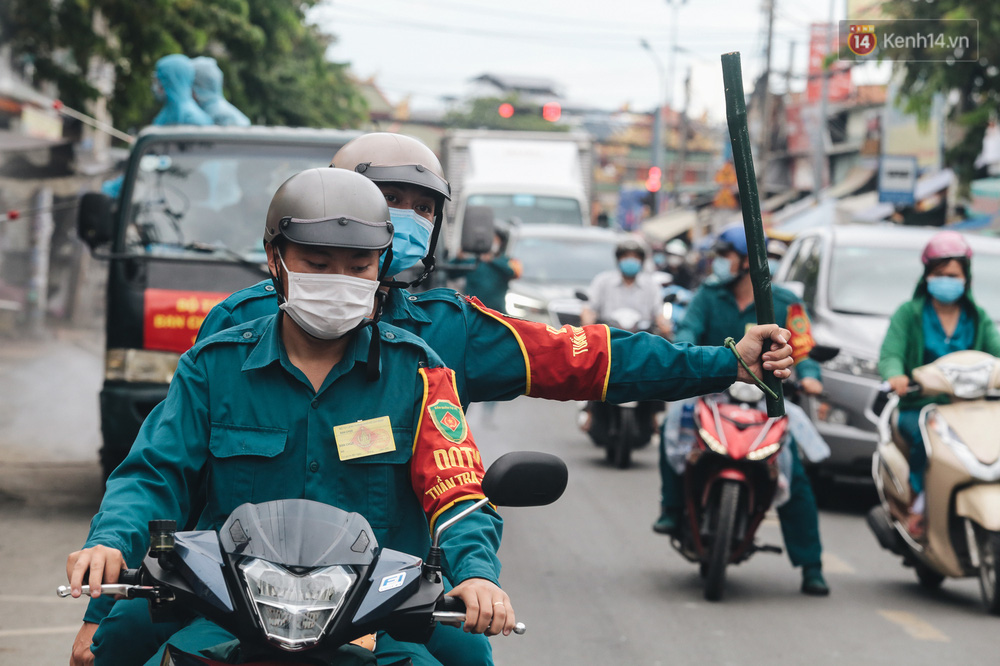Ảnh: Quân đội phun hoá chất khử khuẩn ở TP. Thủ Đức sau khi có nhiều trường hợp liên quan đến Covid-19 - 3 Ảnh: Quân đội phun hoá chất khử khuẩn ở TP. Thủ Đức sau khi có nhiều trường hợp liên quan đến Covid-19 - 3