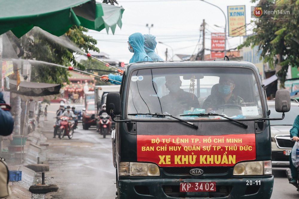 Ảnh: Quân đội phun hoá chất khử khuẩn ở TP. Thủ Đức sau khi có nhiều trường hợp liên quan đến Covid-19 - 4 Ảnh: Quân đội phun hoá chất khử khuẩn ở TP. Thủ Đức sau khi có nhiều trường hợp liên quan đến Covid-19 - 4